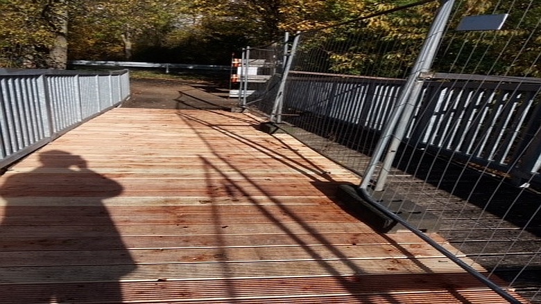Fußgänger-/Radfahrer-Brücke über den Erftkanal Fußgänger-/Radfahrer-Brücke über den Erftkanal